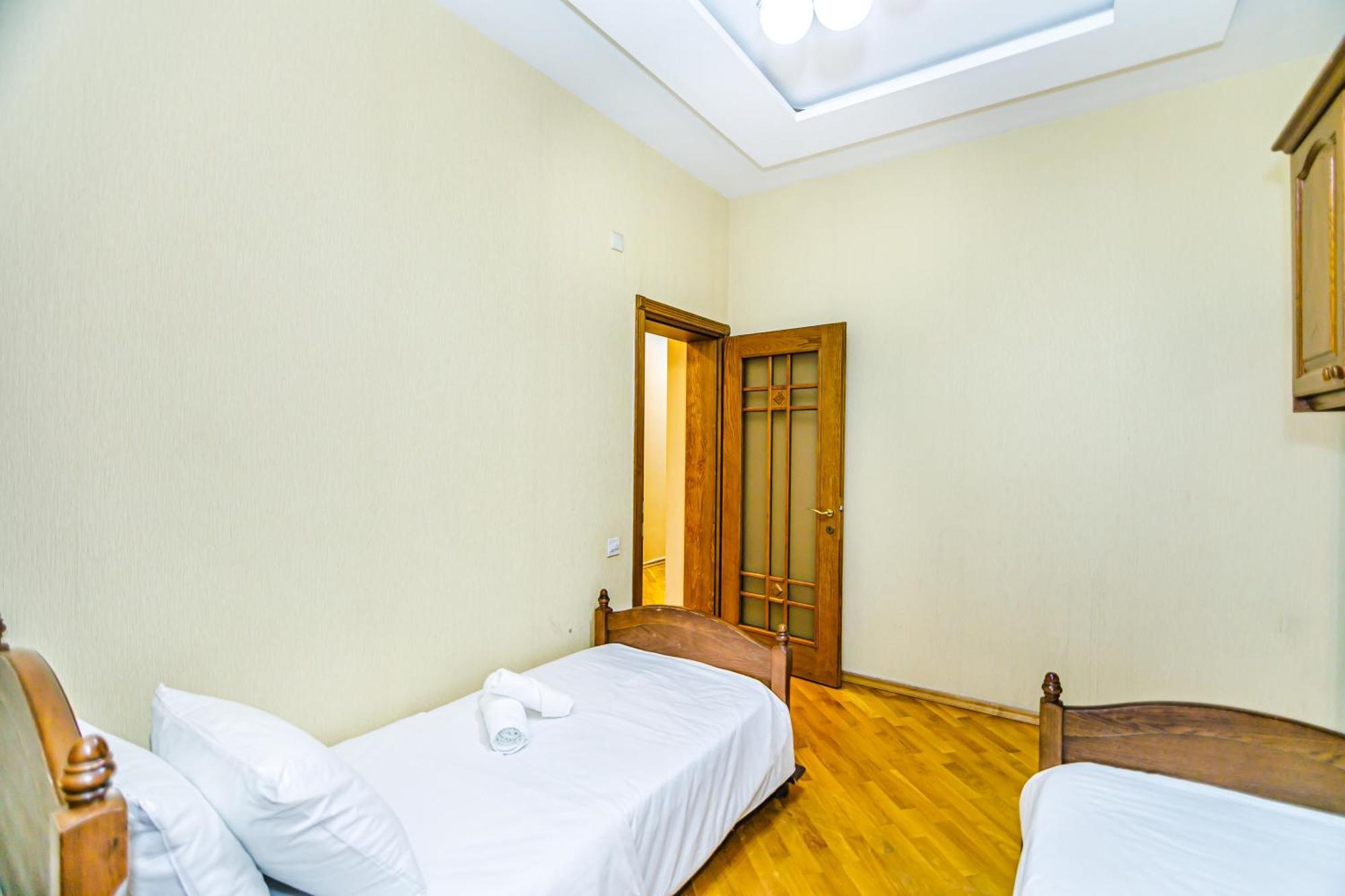 Nizami Apartment By Baku Housing Bagian luar foto